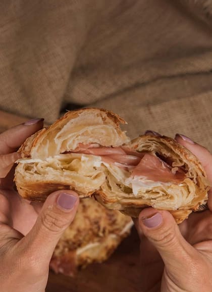 Jamón crudo, queso y el hojaldre perfecto, una de las tentaciones de Boulan