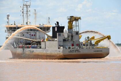 La empresa belga Jan de Nul, con sus tareas de dragado en el río Paraná