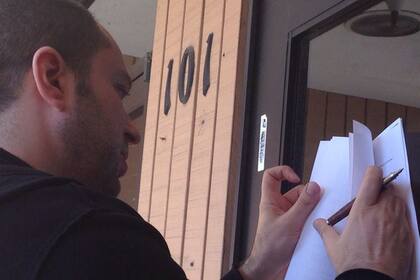 Jan Koum firma el contrato que une a WhatsApp con Facebook en la puerta de la oficina de la compañía en Mountain View, California
