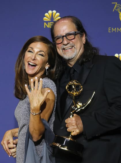 Jan Svendsen, su flamante prometido Glenn Weiss y el Emmy que ganó por dirigir la transmisión del Oscar y que provocó una de las escenas más memorables de esta ceremonia