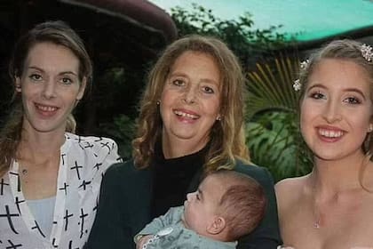 Jana (izquierda) y su madre Heide (centro), exesposa de Errol Musk, que tiene en brazos a Rushie, hijo de su ex y su hijastra