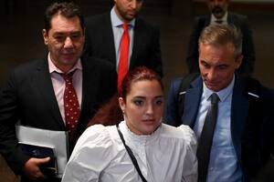 Jana Maradona se retira de los Tribunales de San Isidro acompañada por sus abogaos Félix Linfante y Gustavo Pascual