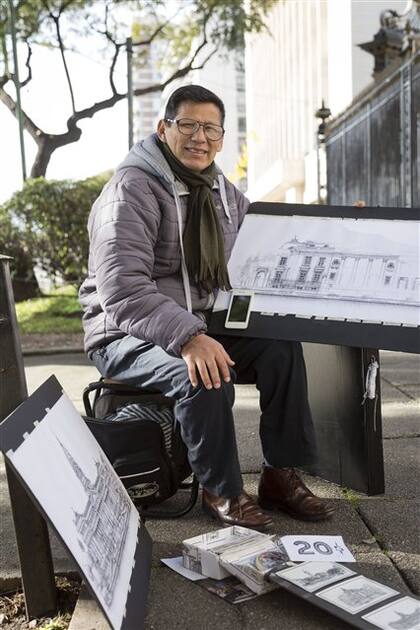 Janco ofrece sus dibujos en las esquinas