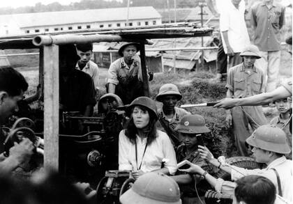 En 1972, la actriz visitó Vietnam en plena guerra para conocer por sí misma las condiciones de vida en ese país; su activismo antibélico le ganó el mote de “Hanoi Jane” y el descontento de buena parte de la población de los Estados Unidos
