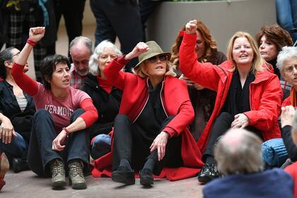 Jane Fonda y otros activistas por el medio ambiente, en la "sentada" de protesta que protagonizó hoy dentro de las oficinas del Senado de Hart