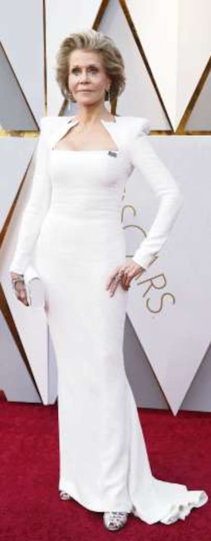 Jane Fonda eligió un traje blanco de Balmain para probar que la tercera edad inspira. La actriz, de 80 años, lució impecable en este diseño ceñido al cuerpo que destacaba sus hombros, coronando en un escote con recorte esmoquin