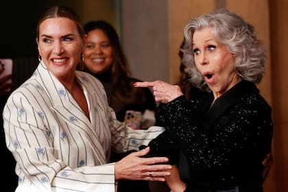 Jane Fonda felicitó a Kate Winslet, demostrando la buena quimica entre ellas. La actriz y activista fue invitada para entregar un premio humanitario a Annette Bening