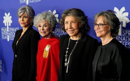Jane Fonda junto a Rita Moreno, Lily Tomlin y Sally Field en el Palm Springs International Film Festival, donde presentaron la película 80 For Brady