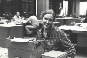 Jane Ragsdale, en la redacción en LA NACION, durante su beca de la Sociedad Interamericana de Prensa (SIP), en septiembre de 1981