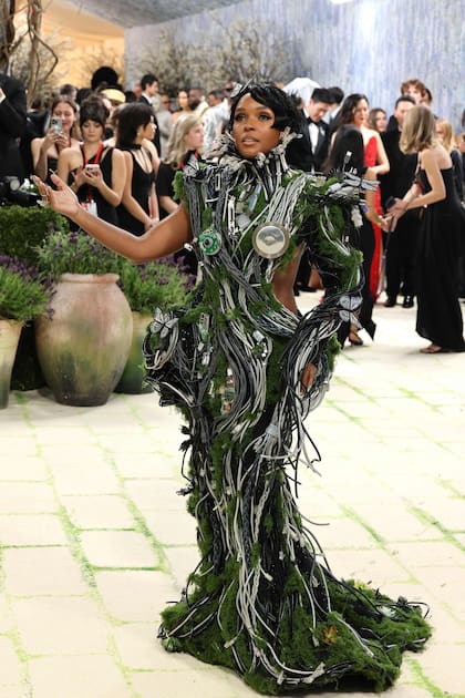 Janelle Monáe combina tecnología y naturaleza en esta pieza que remata con una mariposa en la cabeza