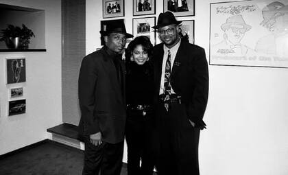 Janet Jackson en el estudio con sus coproductores y confidentes Jimmy Jam (derecha) y Terry Lewis (izquierda), en 1989