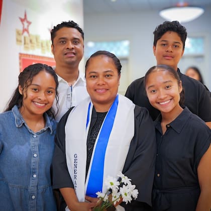 Janet Leal posa junto a su familia durante su graduación como profesora Janet Leal, en Salem College. Foto: Salem College
