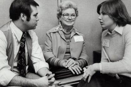 Janet Ray (der.), junto a un primo y su abuela materna coordinaron varias campañas para obtener información sobre Thomas Ray