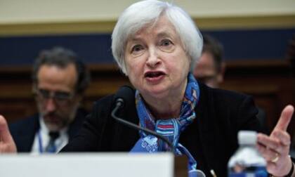 Janet Yellen, presidenta de la Fed, enfrenta divisiones dentro del banco central entre quienes quieren subir las tasas de interés y los que prefieren esperar.