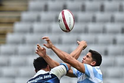 Jang Seong-min (L) de Corea del Sur pelea por el balón con Lucio Cinti (R) de Argentina en el grupo masculino Un partido de rugby a siete entre Argentina y Corea del Sur durante los Juegos Olímpicos de Tokio 2020 en el Estadio de Tokio en Tokio el 27 de julio de 2021