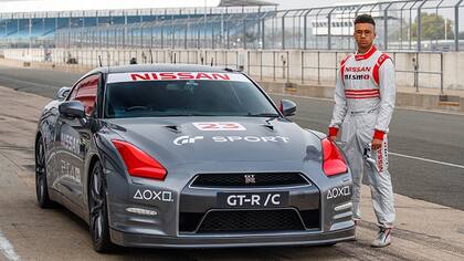 Jann Mardenborough, egresado de la GT Academy, fue el piloto profesional a cargo del desafío de controlar a distancia al Nissan GT-R en Silverstone