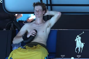 Perdía y estaba acalambrado, pero Sinner ganó en Australia tras la suspensión por "calores extremos"