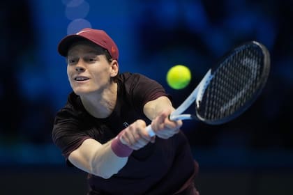 Jannik Sinner acumula 29 éxitos sucesivos sobre superficie dura techada; con semejante antecedente jugará contra Alex de Miñaur la primera semifinal del Masters en Turín.