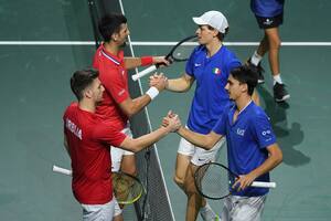 Sinner levantó tres match points, le ganó a Djokovic y luego llevó a Italia a la final de la Copa Davis