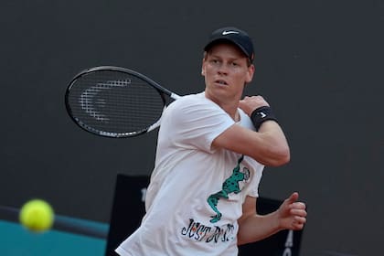 Jannik Sinner durante un entrenamiento previo al Abierto de Italia, el lunes 5 de mayo de 2025, en Roma. (Alfredo Falcone/LaPresse vía AP)