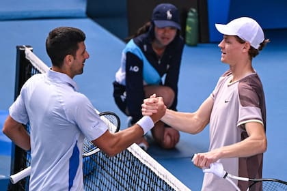 Jannik Sinner fue mucho más que Novak Djokovic y se metió en la final del Australian Open
