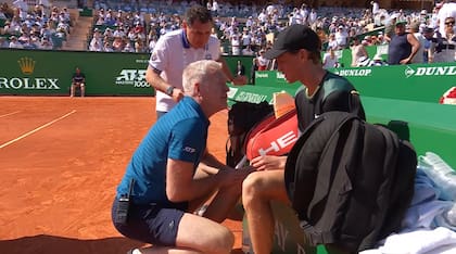 Jannik Sinner recibe atención médica en la rodilla derecha, durante su encuentro ante Stefanos Tsitsipas, en las semifinales del Masters 1000 de Montecarlo