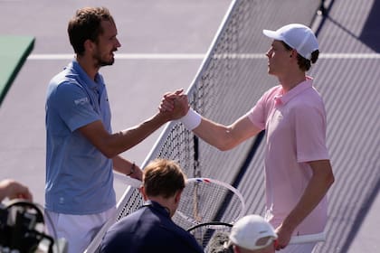 Jannik Sinner recibe la felicitación de Daniil Medvedev tras su victoria en Indian Wells
