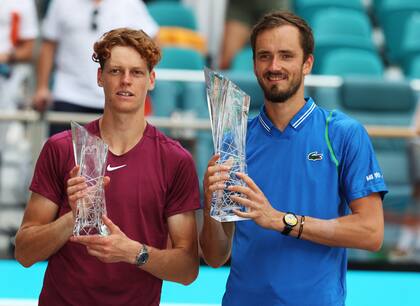 Jannik Sinner y Daniil Medvedev en la premiación; el italiano perdió por segunda vez la final de Miami