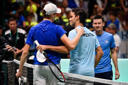 Jannik Sinner y Francisco Cerúndolo, cuando Italia venció a la Argentina en la fase de grupos de las Finales de la Copa Davis en 2022