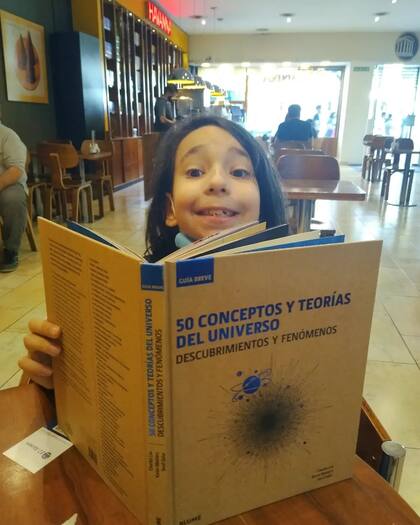 Jano, feliz con otro libro de su colección favorita (Foto: Instagram @janoquantum)