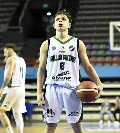 Jano Martínez con la camiseta de Villa Mitre en un partido por La Liga Argentina, en el Polideportivo Islas Malvinas de Mar del Plata