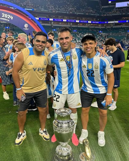 Jano Martinez junto a su hermano Lautaro el día que la selección argentina de fútbol ganó la Copa América 2024