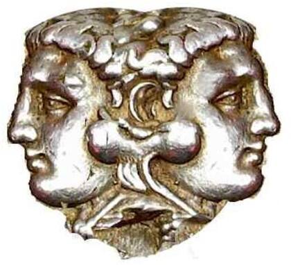 Janus, dios de la mitología griega, es representado con dos caras, mirando hacia ambos lados de su perfil, las cuales representan el pasado y el futuro.