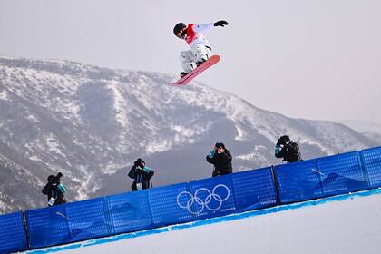 Japan's Ayumu Hirano competes in the snowboard men's halfpipe qualification run during the Beijing 2022 Winter Olympic Games at the Genting Snow Park H & S Stadium in Zhangjiakou on February 9, 2022. (Photo by Marco BERTORELLO / AFP)