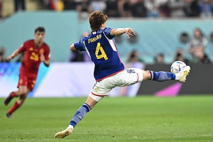 El defensor de Japón Kou Itakura controla el balón durante el partido de fútbol del Grupo E de la Copa Mundial Qatar 2022 entre Japón y España