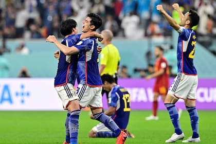 Japón celebra la victoria ante España y, en consecuente, la clasificación a los octavos de final