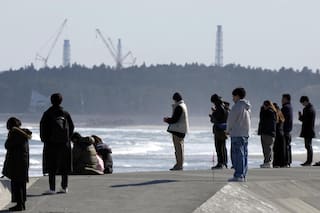 Japón conmemora 15 años del tsunami mientras Takaichi impulsa más energía nuclear
