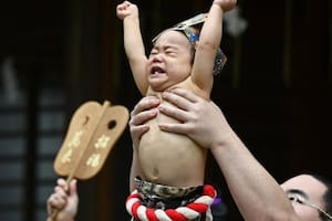 Las multimillonarias medidas de las potencias asiáticas para combatir la baja natalidad