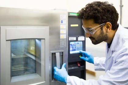 En las instalaciones de Oxford PV en Reino Unido, un investigador realiza pruebas de estrés en una celda tándem en una cámara ambiental.