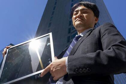 En Japón, Panasonic pretende construir paneles de perovskita como estos en las ventanas de vidrio de los edificios.