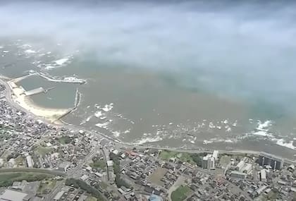 Japón rebajó las alertas de tsunami para varias zonas del país