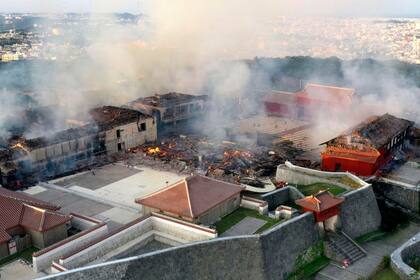 EL fuego alcanzó a otros edificios cercanos y destruyó caso por completo el sitio