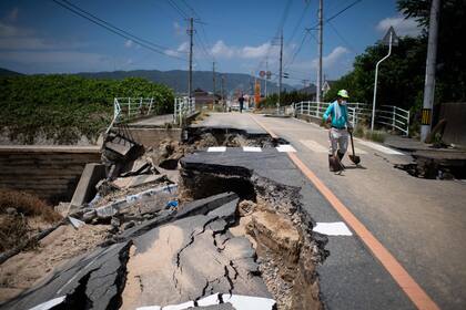 Tras el deslizamiento varias rutas y calles se hundieron al aflojarse la tierra debajo de ellas