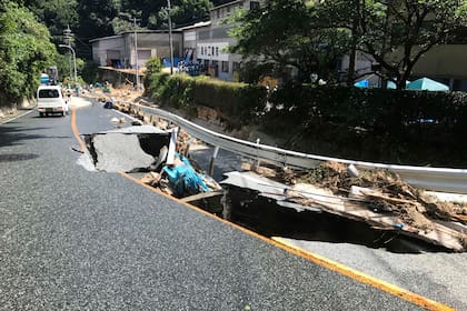 Las intensas lluvias aflojaron la tierra al punto que el pavimento de las calles se hundió, provocando enormes cráteres, varias calles terminaron clausuradas