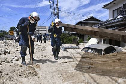 Además, el sol que regresó a varias partes de Japón podría complicar las labores de los equipos de rescate, debido al alto riesgo de insolación y golpes de calor