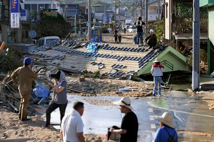 La violencia de la tormenta fue tal que el techo de una casa termino en el medio de una calle en Kurashiki, en la prefectura de Okayama 