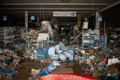 La inundación arrasó con un supermercado y quedó destruido 