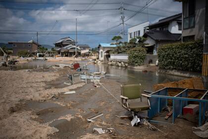 Restos de casas, muebles y calles convertidas en ríos se ven en distintas ciudades de Japón