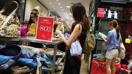 Japón ya ha utilizado el estímulo fiscal, compras gigantescas de bonos del gobierno y tasas de interés negativas en un esfuerzo por impulsar el gasto.