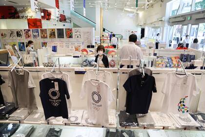 Japoneses visitan diariamente las tiendas oficiales de los Juegos de Tokio 2020.